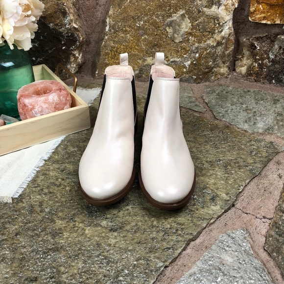 Clarks Size 7.5 Taylor Shine Chelsea Bootie - Picture 6 of 8